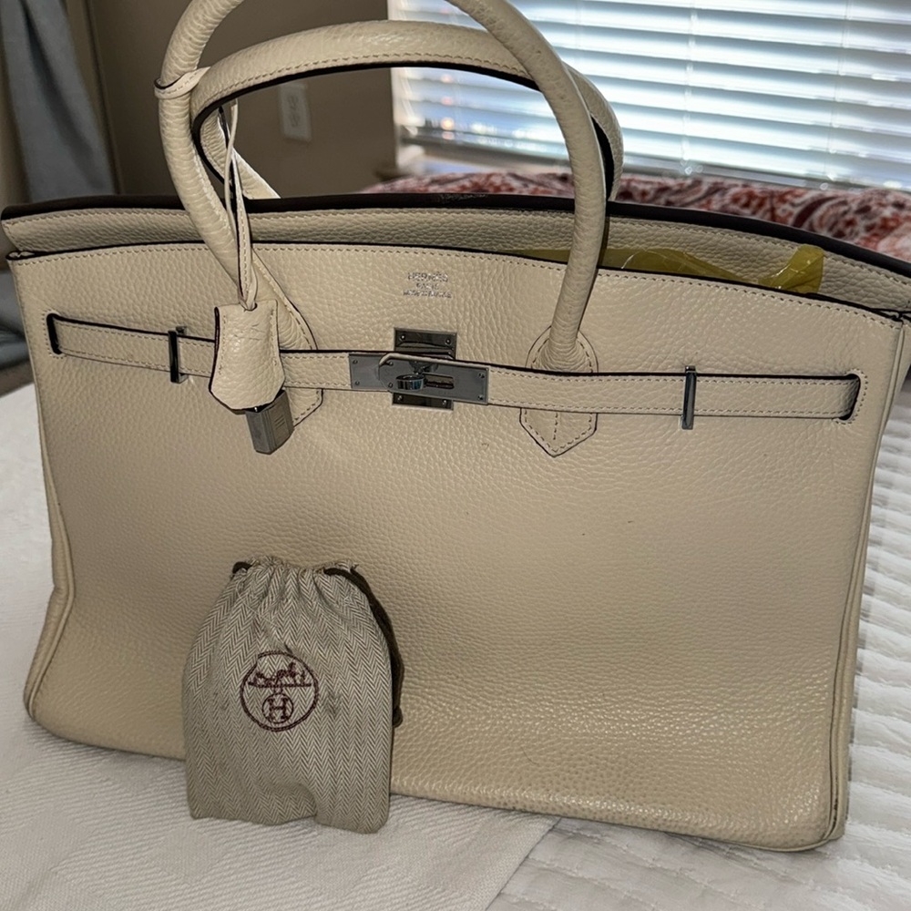 Gorgeous barely used leather bag in cream with silver hardware